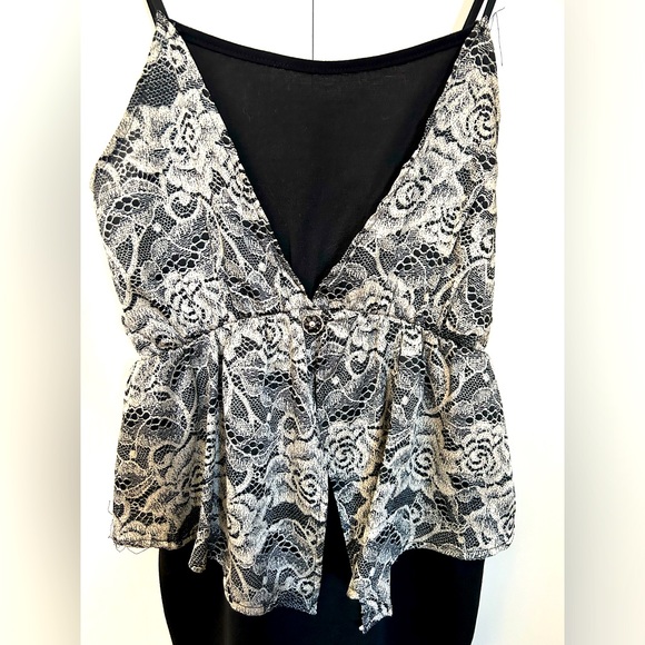 Women’s Black Bodycon Dress with Cream Lace Print Peplum - Size Medium - Picture 2 of 7